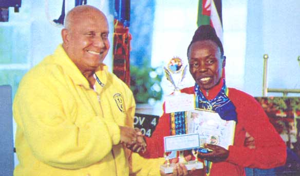 Sri Chinmoy předává ocenění Sri Chinmoy předává ocenění