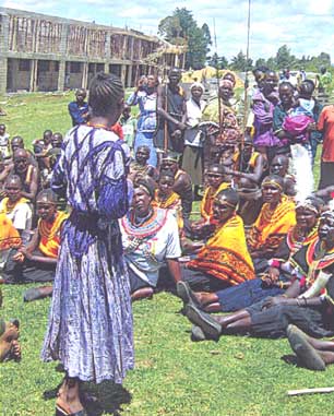 Tegla mluví k bojovníkům v její Peace Academy kenya5